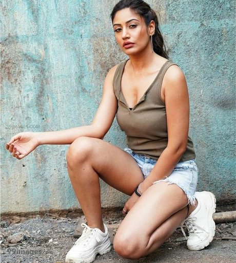 Surbhi Chandna art model pic