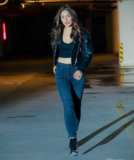 Surbhi Chandna pretty star pic