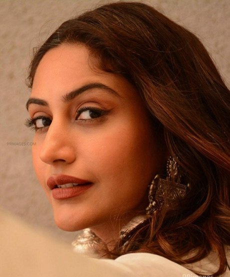 Surbhi Chandna art actress image