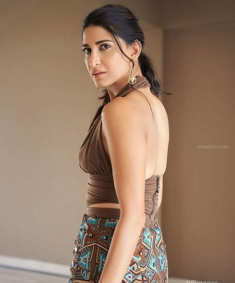 Aahana Kumra model naked picture