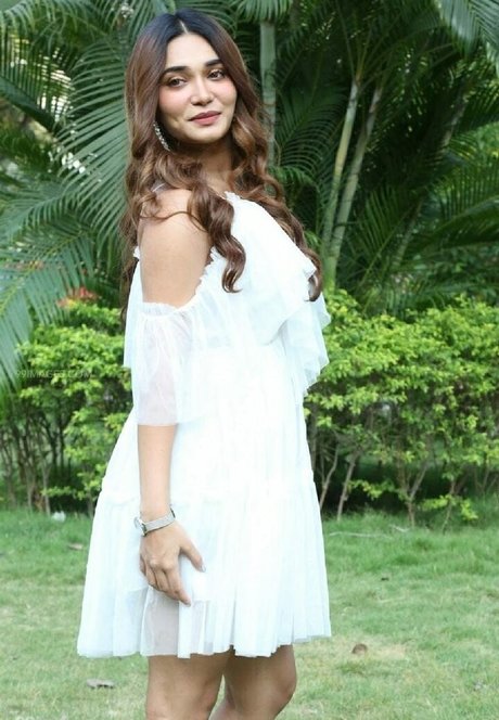 Jenifer Emmanuel model art gallery