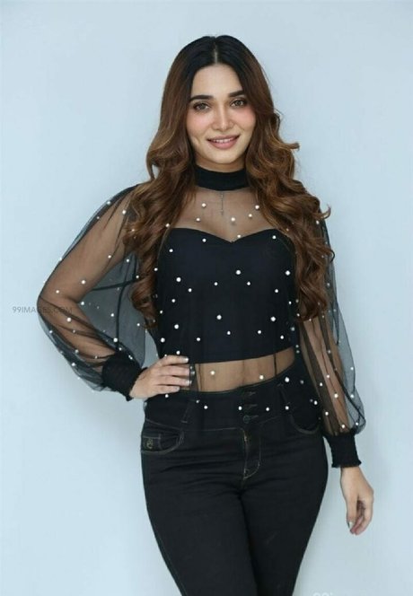 Jenifer Emmanuel hot star img