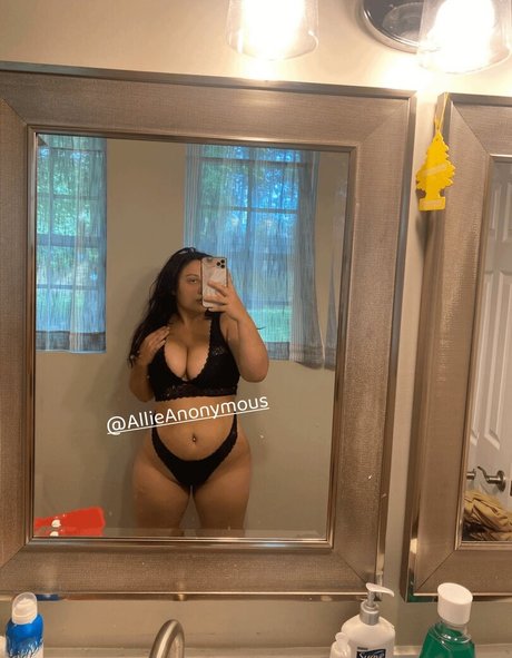 Allieanonymous porn model photo