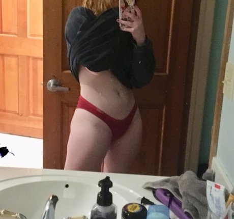 Izzyisdying pornstar exclusive picture