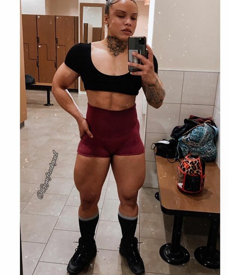 Gymfreakgen1 naked model img