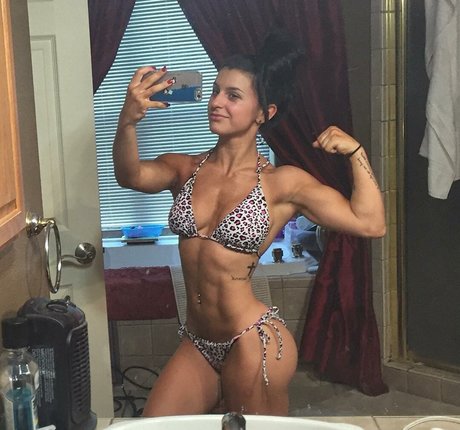 Taylor Vertucci art star photos