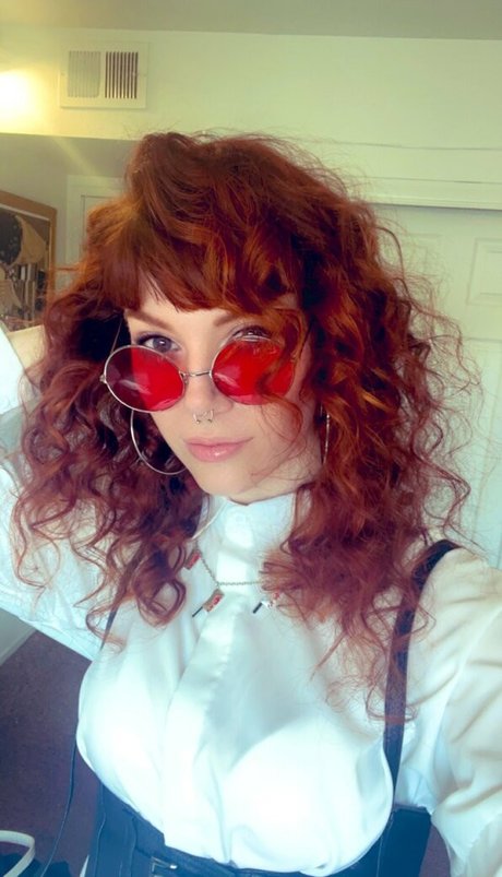 SmokeAndSomno model porn galleries