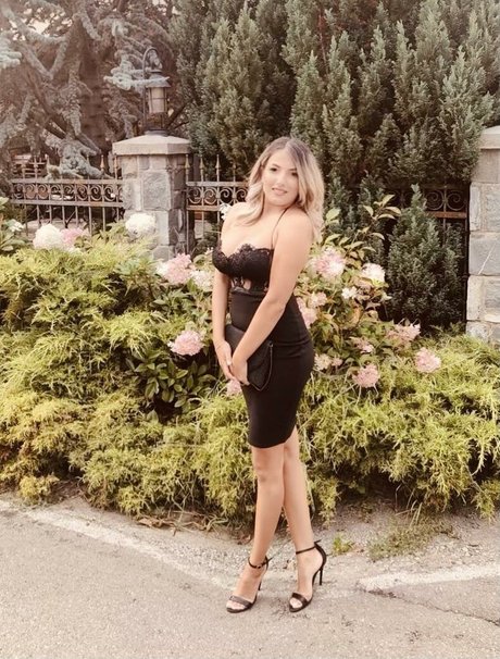 young onlyfans nudes image