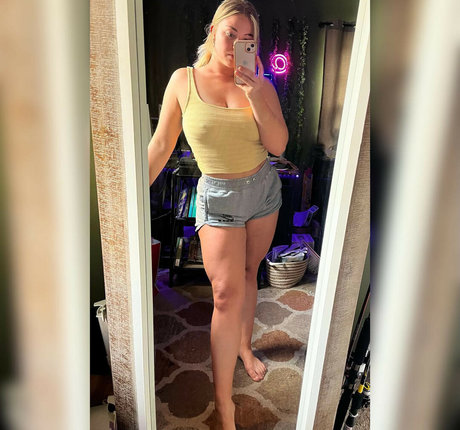 Eevyasmr model sexy pics