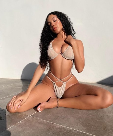 Tiona Fernan pretty model image