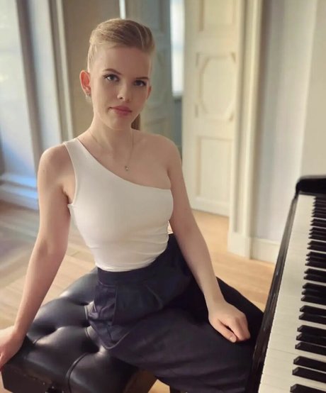 Eva Gevorgyan pornographic model pic