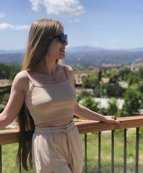 Eva Gevorgyan adult model picture