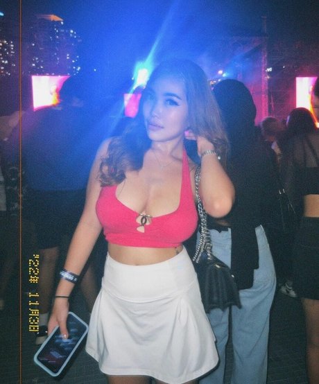 Nia Irwan exclusive star gallery