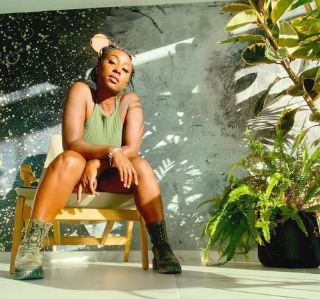 Scarlette Douglas best star image