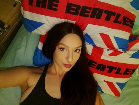 TheBeatleBabe erotic model gallery