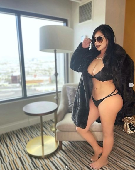 Champagne Chronicles hot actress pictures