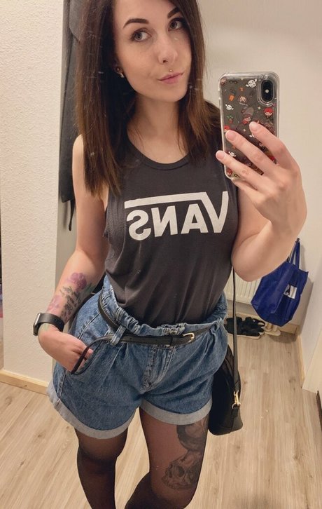 romisu pretty model pic