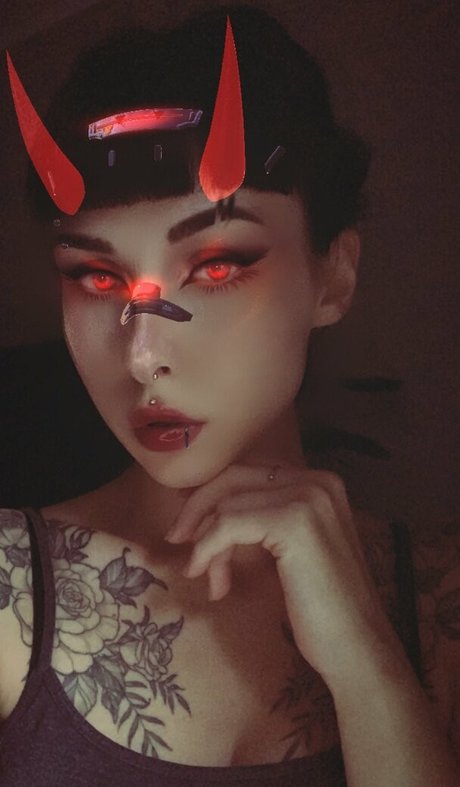 romisu pornographic model picture