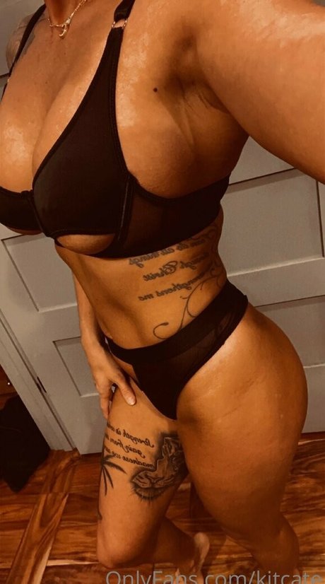 it kit model naked picture