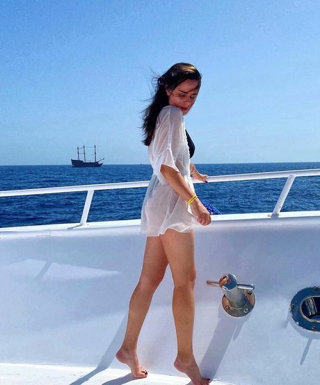 HeyHelenASMR model pics