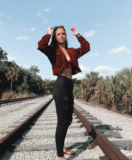 lillyackerman nudes model pic