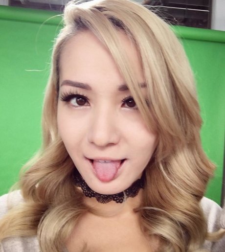 Reina Scully star top photos