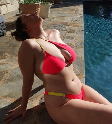 Lilly Moon pretty actress galleries