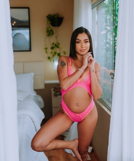 Naty Carolinne star free photos