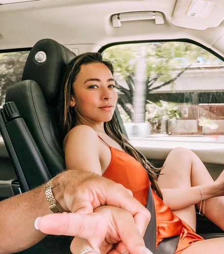 Jessica De La Cruz model top images