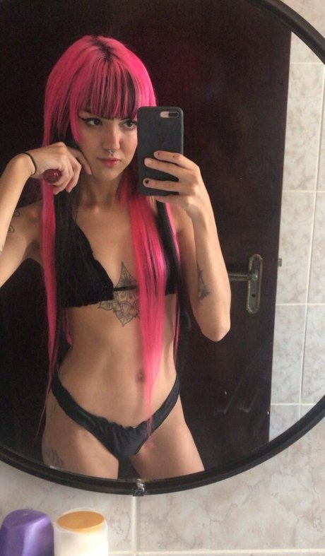 YoiFox naked model photo