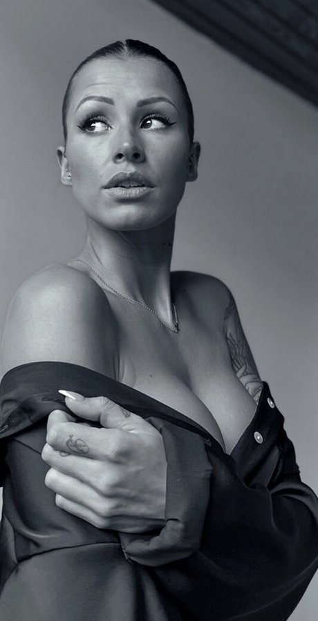 Amalia Loveee pornstar erotic picture