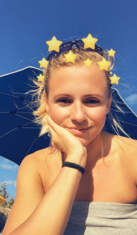 Julia Simic hot actress images