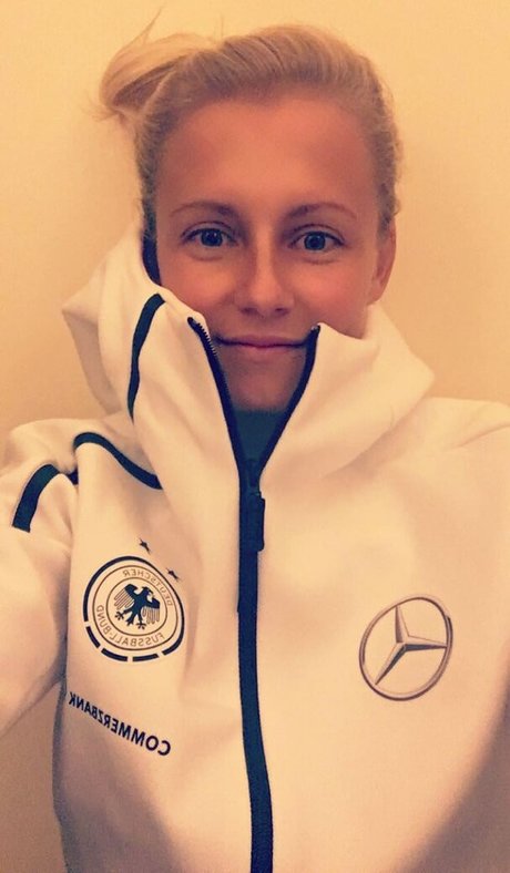 Julia Simic star beautiful image