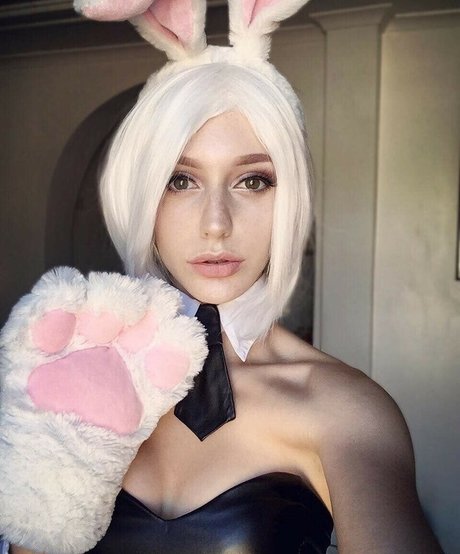 Elfvie nude model image