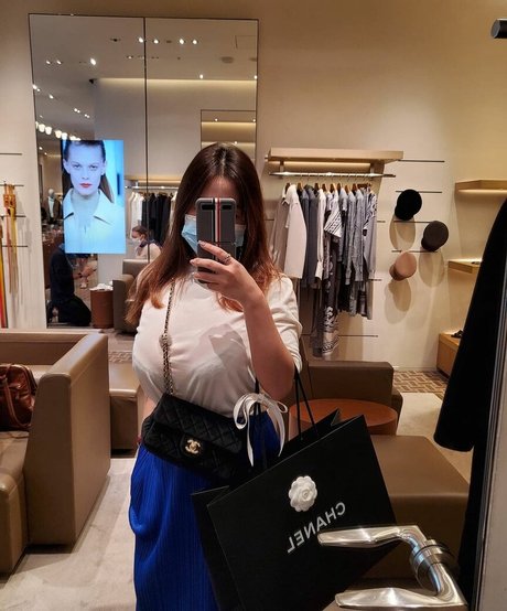 Uelee sexy model pictures