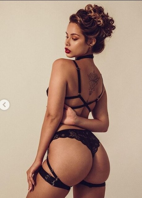 Jolie Perez model naked pic