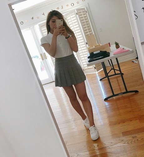 YoonHyoonAikuros star free pictures