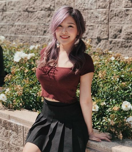 YoonHyoonAikuros sexy actress photo