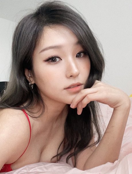 YoonHyoonAikuros nude actress gallery