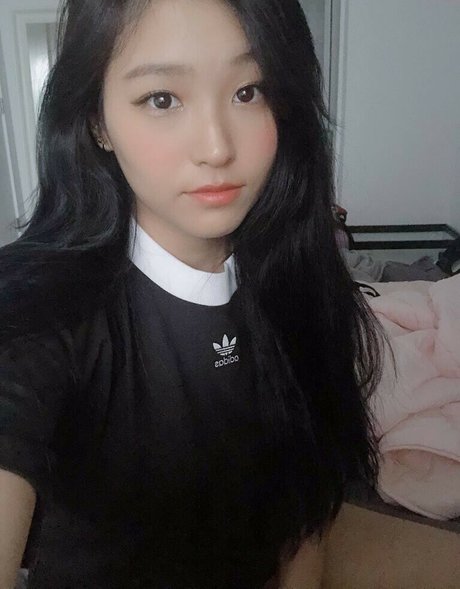 YoonHyoonAikuros star pornographic pic