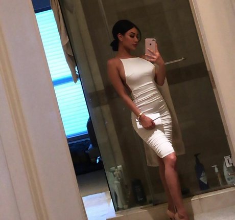 Ellie Lou adult model photo