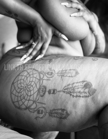 AyoSqueak model perfect photos