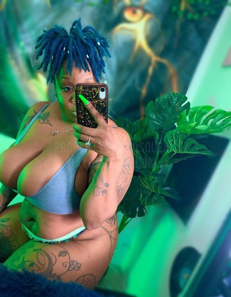 AyoSqueak beautiful model images