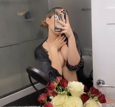 busty mom onlyfans pornographic pics