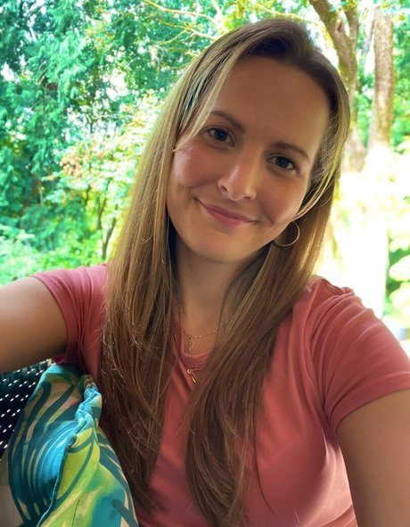 Junescleavage pornstar sexy pic