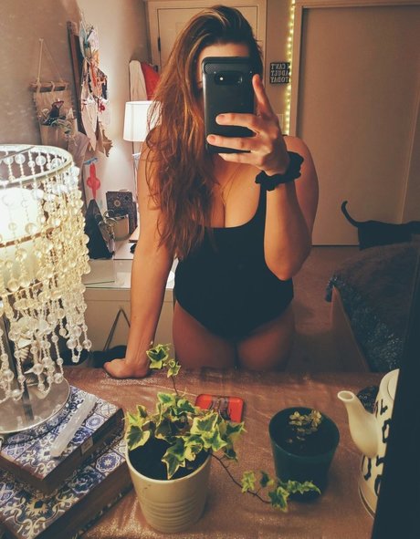 Junescleavage art actress pictures