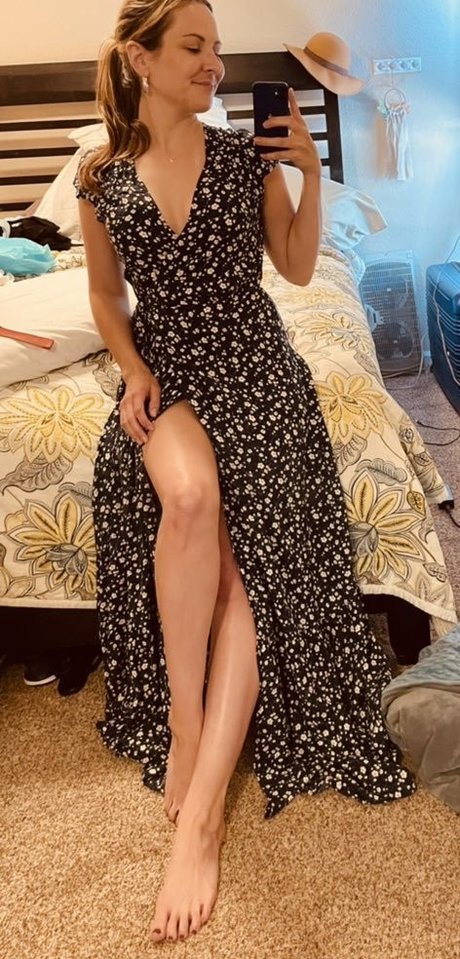 Junescleavage erotic actress pics