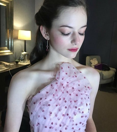 Mackenzie Foy pornstar sexy photo
