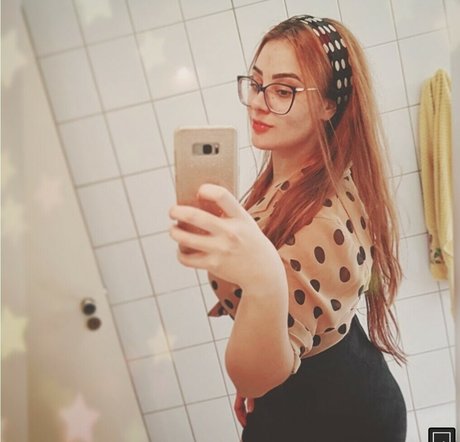 female influencer onlyfans exclusive pics