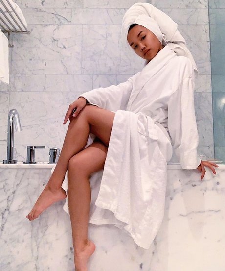 Tori Pareno erotic model image